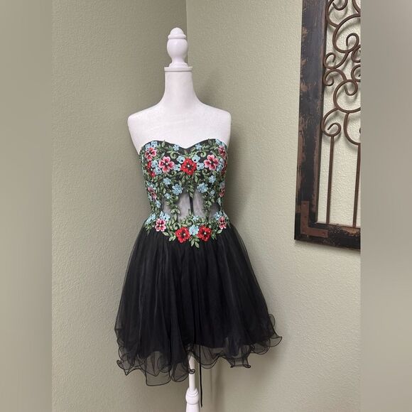 Blonde Nites embroidered mesh strapless sweetheart dress with corset - Picture 2 of 7